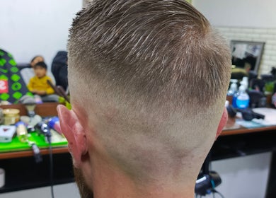 Corte de cabello moderno en Relp Barber, Cusco, Cuzco, PE, exhibiendo estilo profesional.