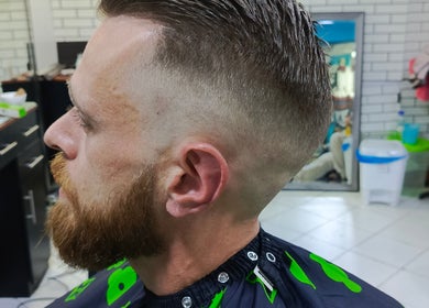 Cliente con barba y corte moderno en Relp Barber, Cusco, Cuzco, PE. Ambiente profesional y estilizado.