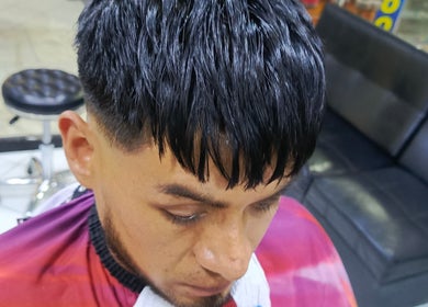 Corte moderno en Relp Barber, Cusco, Cuzco, PE. Cliente con cabello estilizado y elegante.