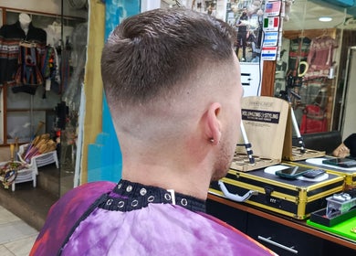 Corte moderno en Relp Barber, Cusco, Cuzco, PE, combinando estilo y tradición.