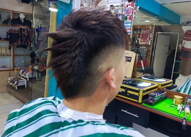 Moderno corte de cabello en Relp Barber, Cusco, Cuzco, PE, destacando un ambiente auténtico y cuidado al detalle.