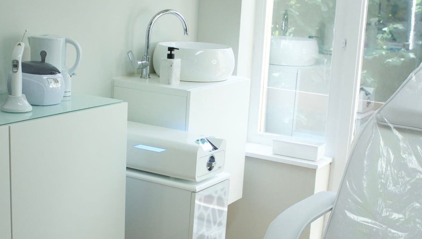 Intérieur moderne et épuré d'Eternità Luxury Piercing à Uccle, Bruxelles, BE, dédié aux soins de bien-être.