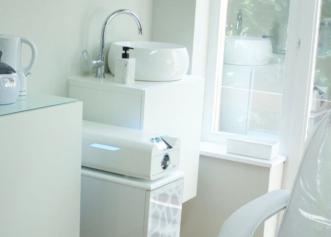 Intérieur moderne et épuré d'Eternità Luxury Piercing à Uccle, Bruxelles, BE, dédié aux soins de bien-être.