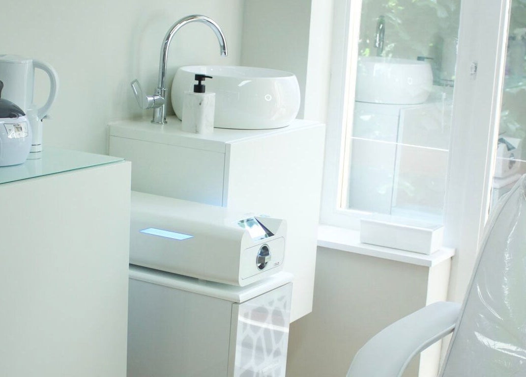 Intérieur moderne et épuré d'Eternità Luxury Piercing à Uccle, Bruxelles, BE, dédié aux soins de bien-être.