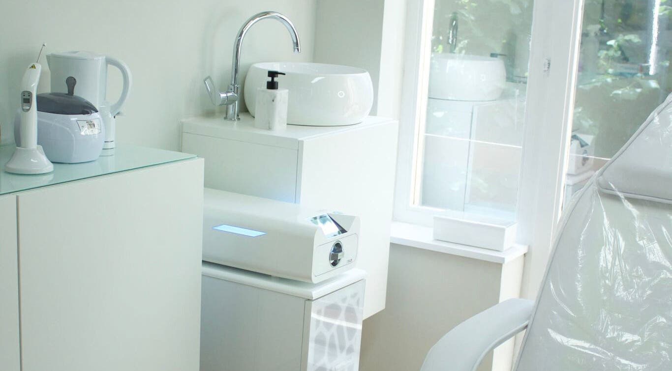 Intérieur moderne et épuré d'Eternità Luxury Piercing à Uccle, Bruxelles, BE, dédié aux soins de bien-être.