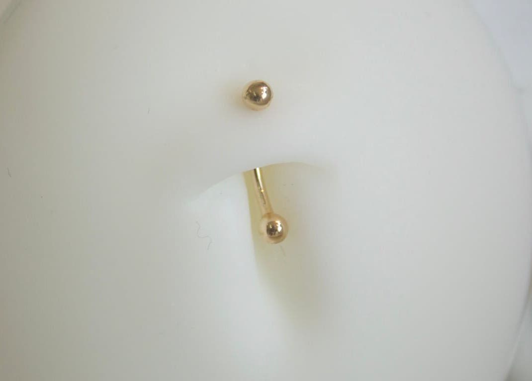 Bijou de piercing doré chez Eternità Luxury Piercing, Uccle, Bruxelles, BE. Design luxueux et raffiné.