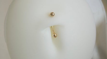 Bijou de piercing doré chez Eternità Luxury Piercing, Uccle, Bruxelles, BE. Design luxueux et raffiné.