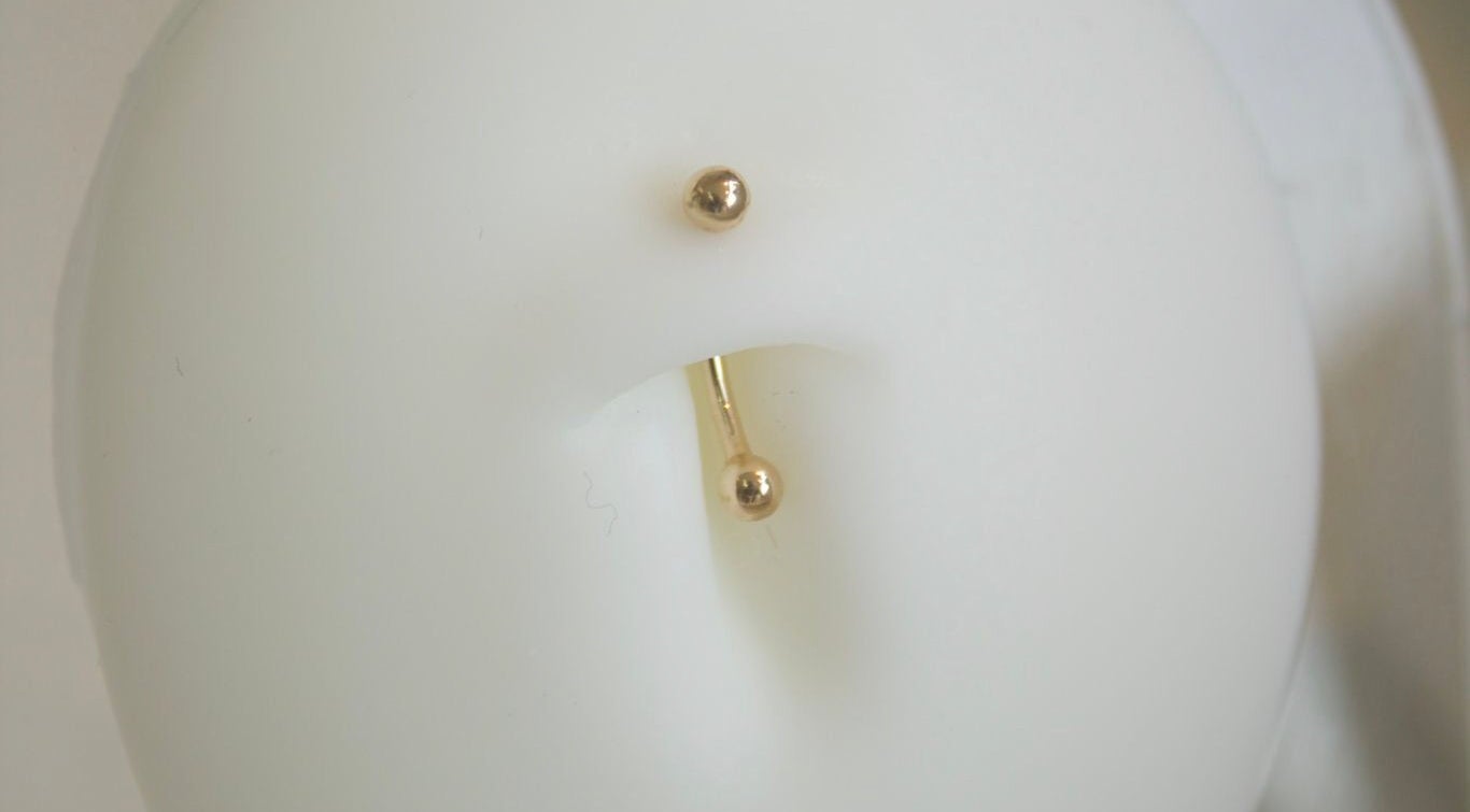 Bijou de piercing doré chez Eternità Luxury Piercing, Uccle, Bruxelles, BE. Design luxueux et raffiné.