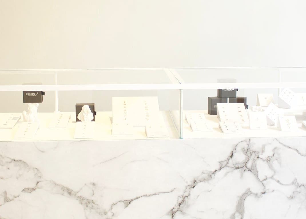 Présentoir à bijoux chez Eternità Luxury Piercing, Uccle, Bruxelles, BE.