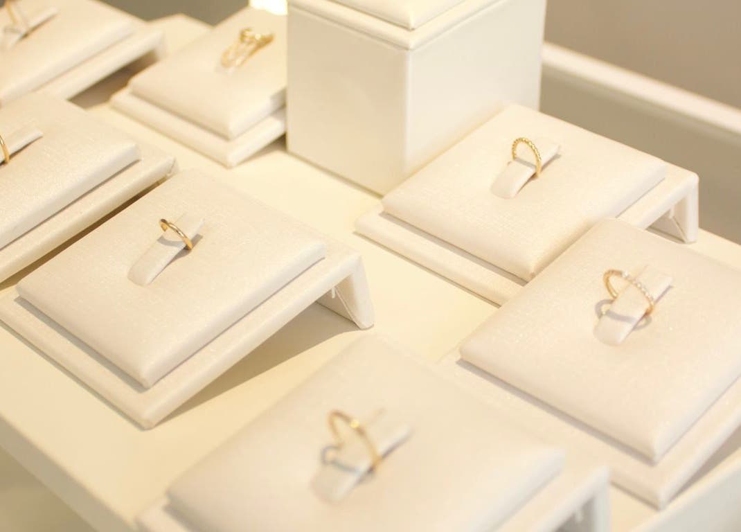 Porte-bijoux avec des bagues à Eternità Luxury Piercing, Uccle, Bruxelles, BE.