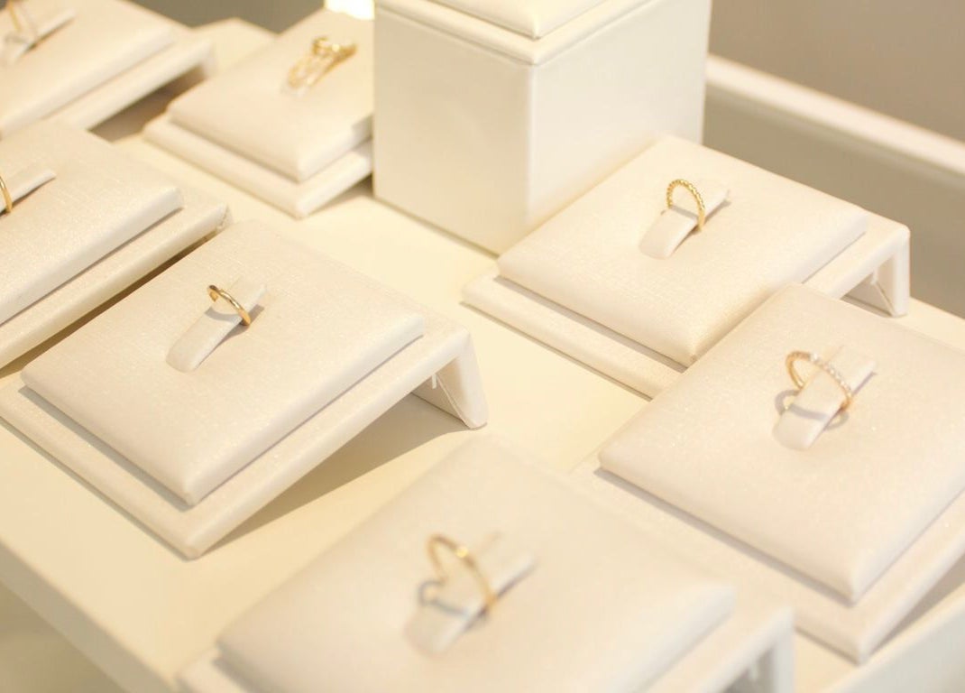 Porte-bijoux avec des bagues à Eternità Luxury Piercing, Uccle, Bruxelles, BE.