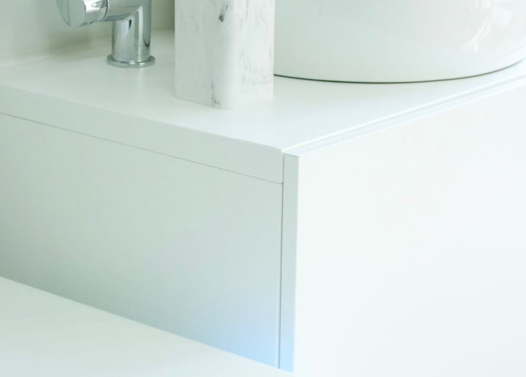 Design épuré de la salle de bains chez Eternità Luxury Piercing à Uccle, Bruxelles, BE.