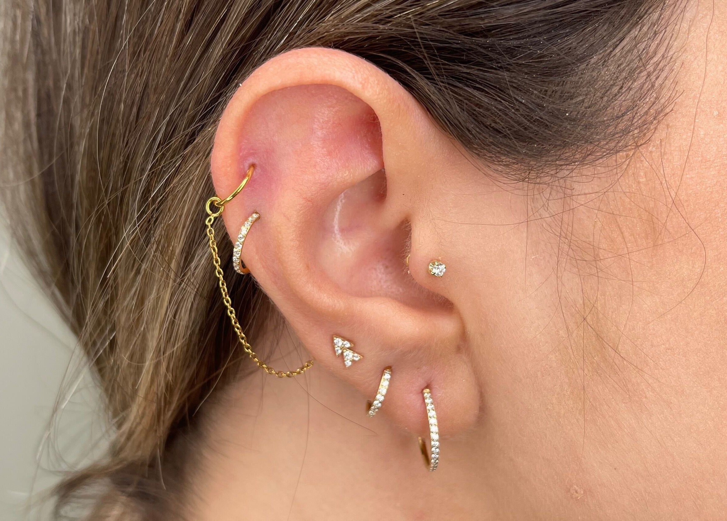 Piercings dorés élégants à Eternità Luxury Piercing, Uccle, Bruxelles, BE.