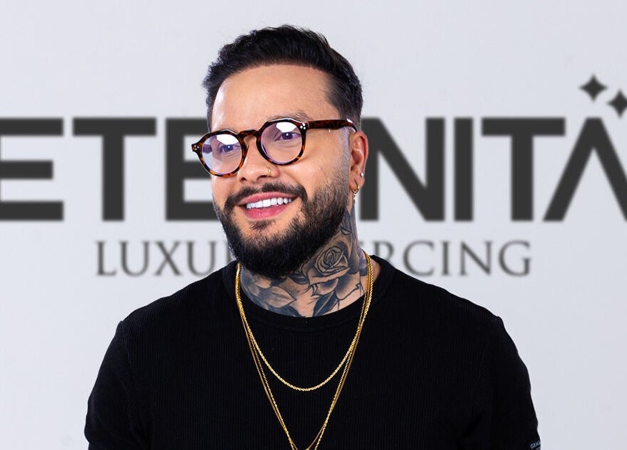 Image d'un homme devant Eternità Luxury Piercing, Uccle, Bruxelles, BE.