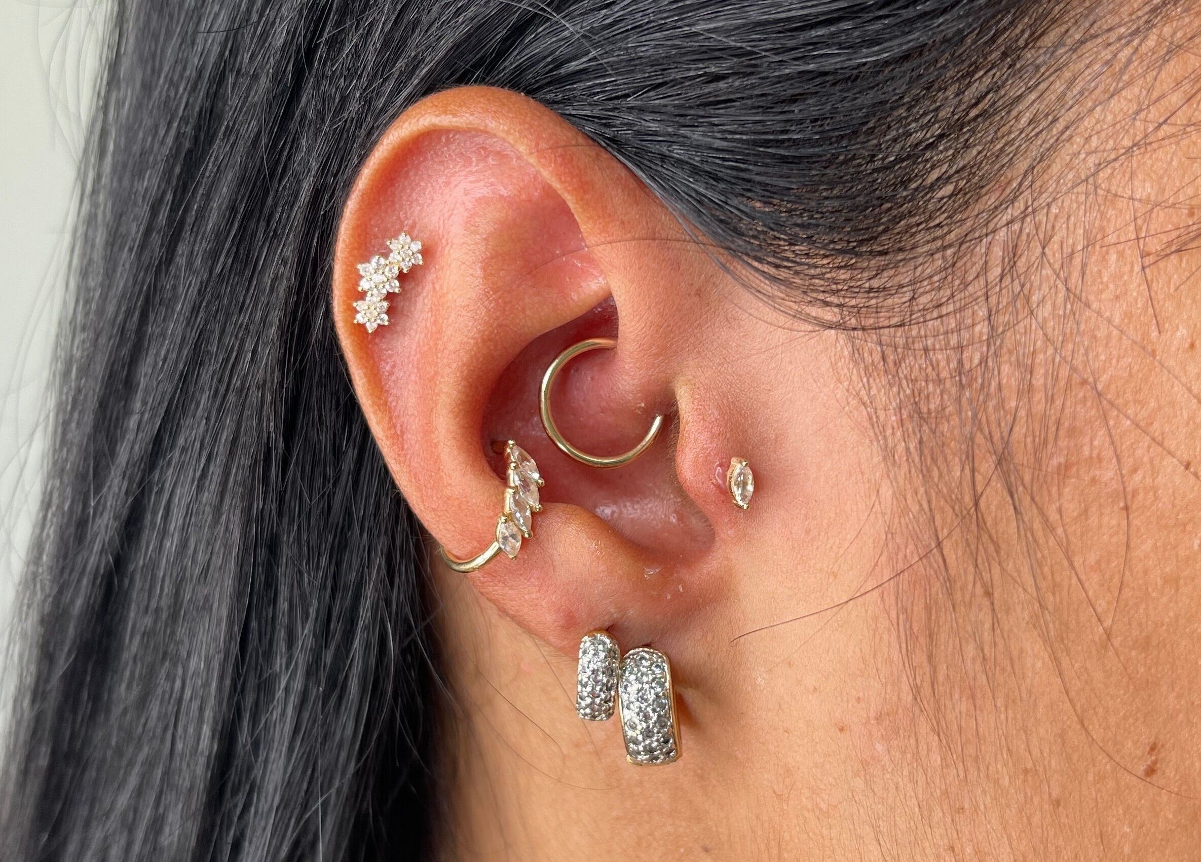 Piercings élégants à l'oreille chez Eternità Luxury Piercing, Uccle, Bruxelles, BE.