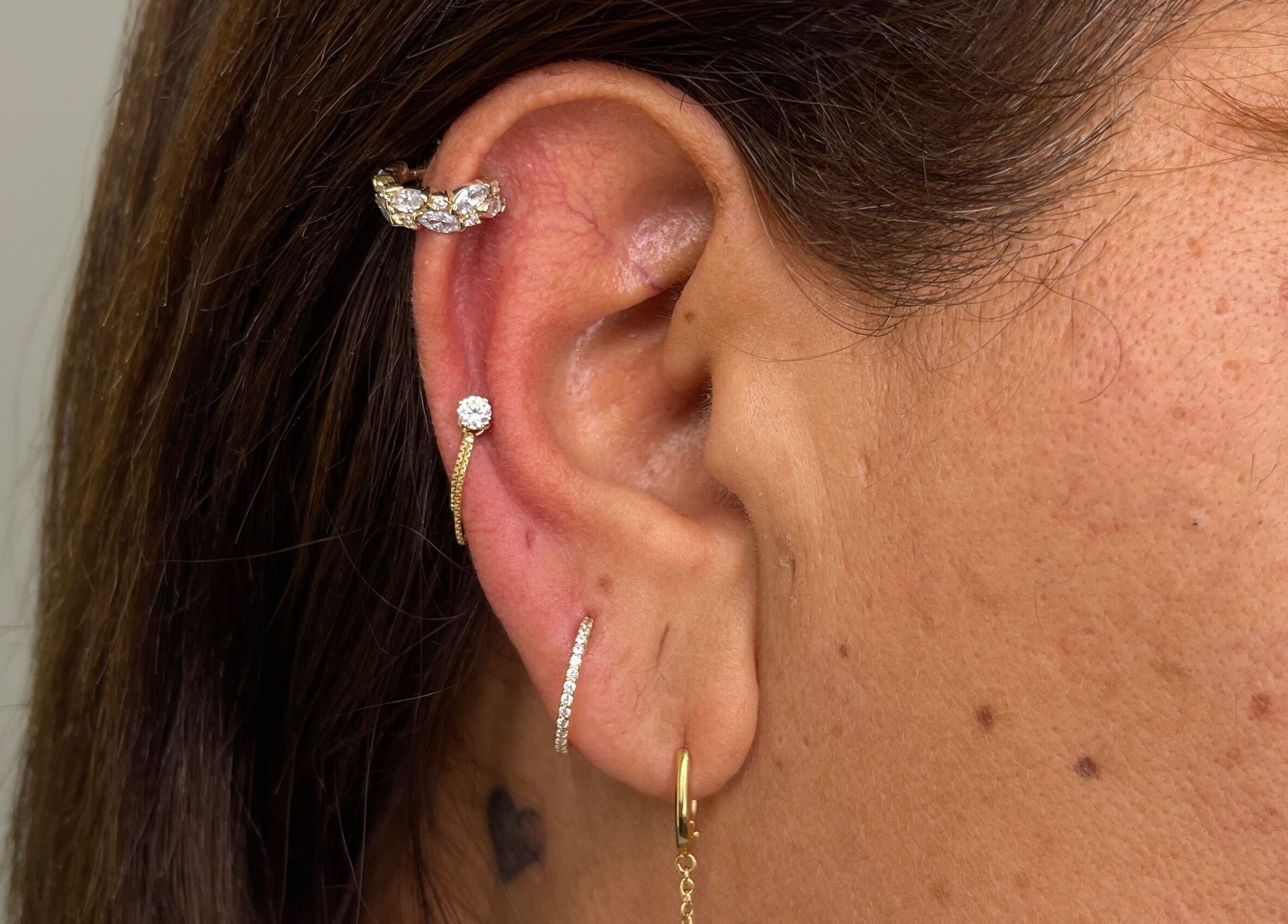 Piercing d'oreille bijou chez Eternità Luxury Piercing à Uccle, Bruxelles, BE, élégance raffinée.