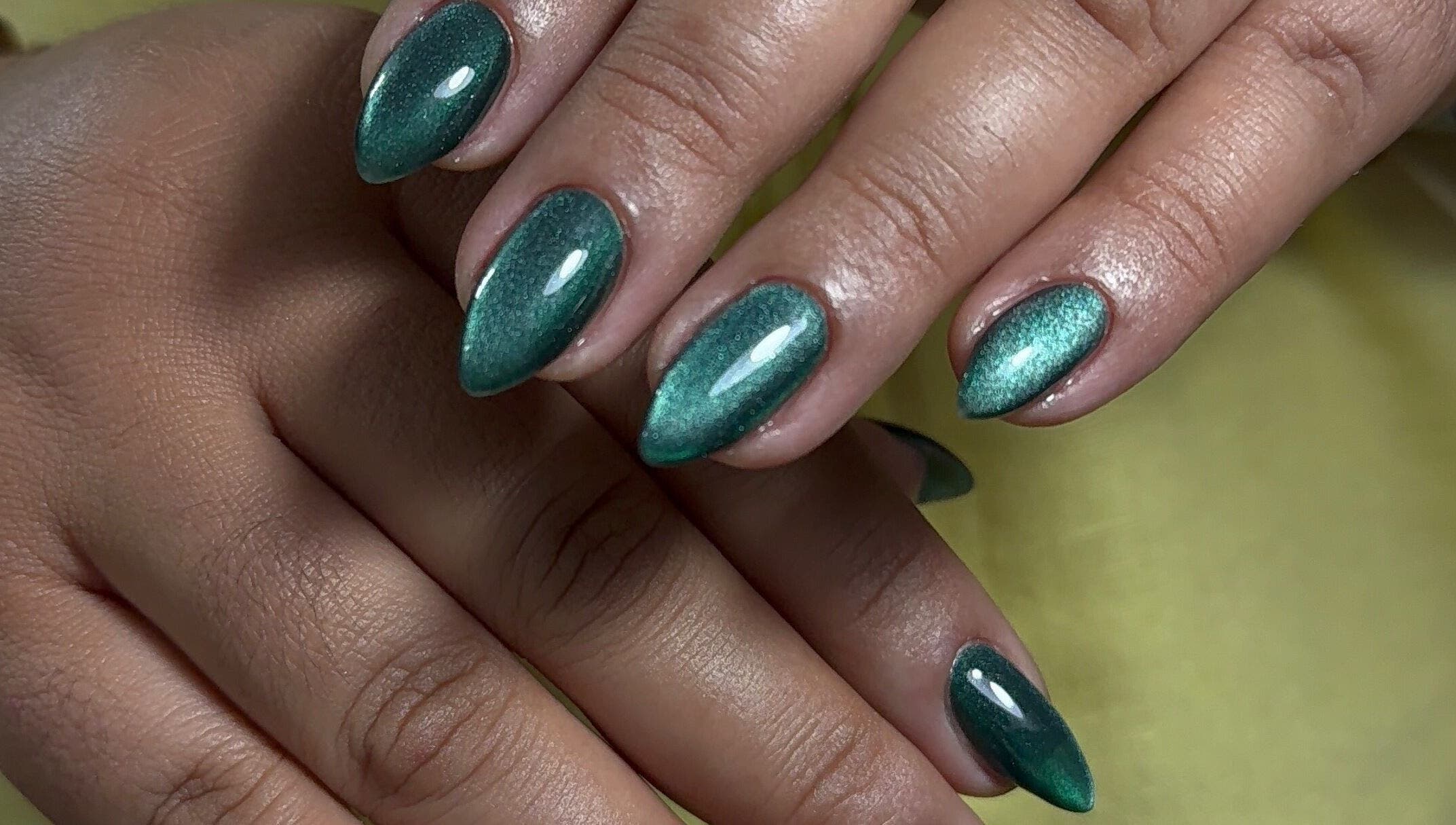 Manicura elegante en verde esmeralda en Flor Nails Santiago, Santiago, Provincia De Veraguas, PA.