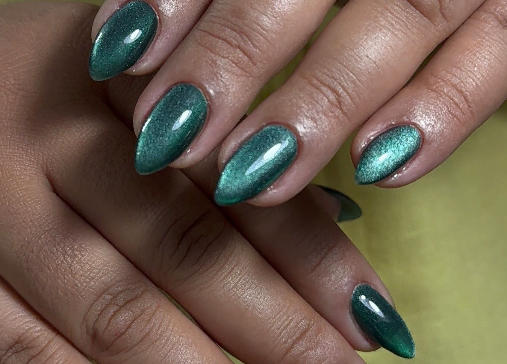 Manicura elegante en verde esmeralda en Flor Nails Santiago, Santiago, Provincia De Veraguas, PA.