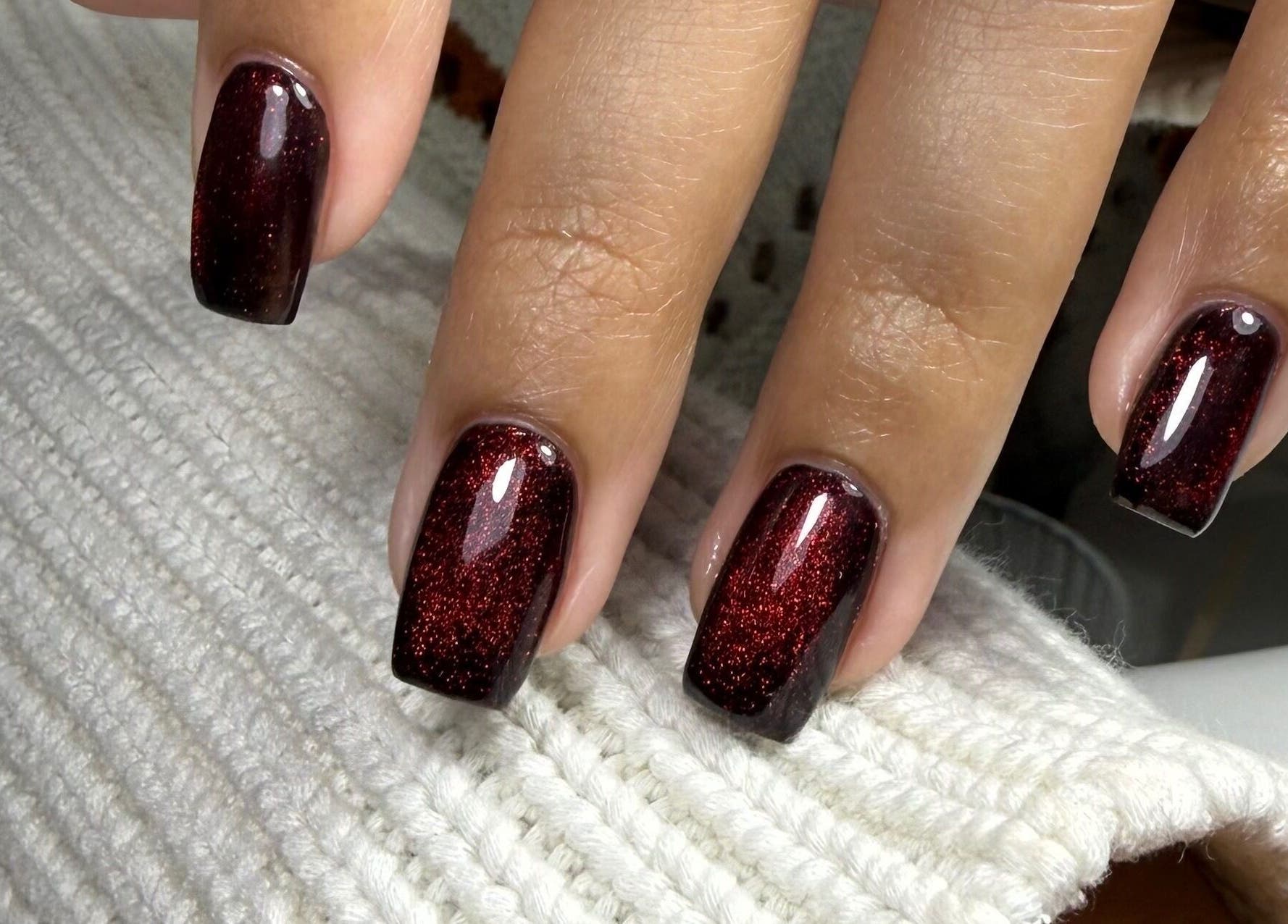 Uñas oscuras y brillantes en Flor Nails Santiago, Santiago, Provincia De Veraguas, PA.