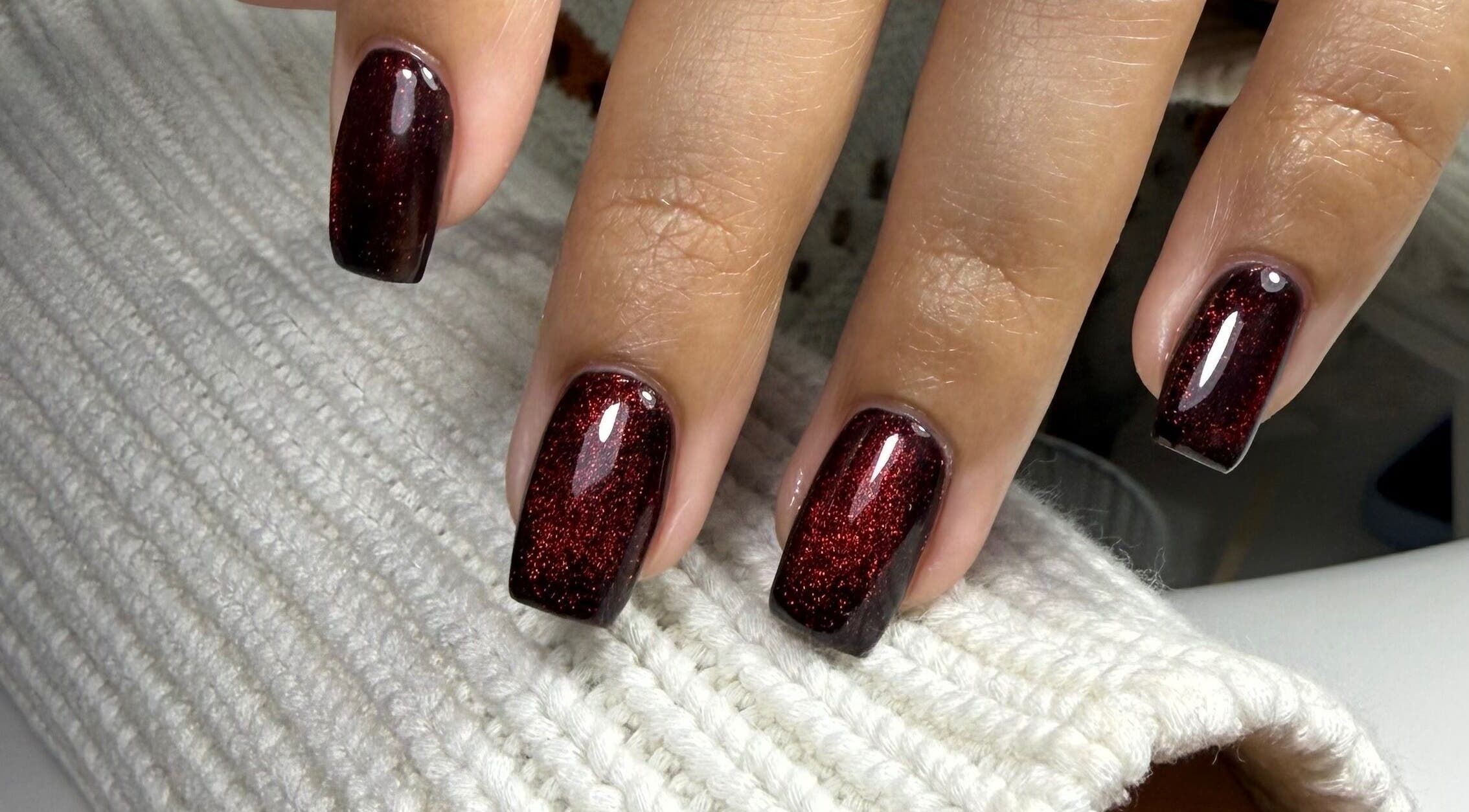 Uñas oscuras y brillantes en Flor Nails Santiago, Santiago, Provincia De Veraguas, PA.