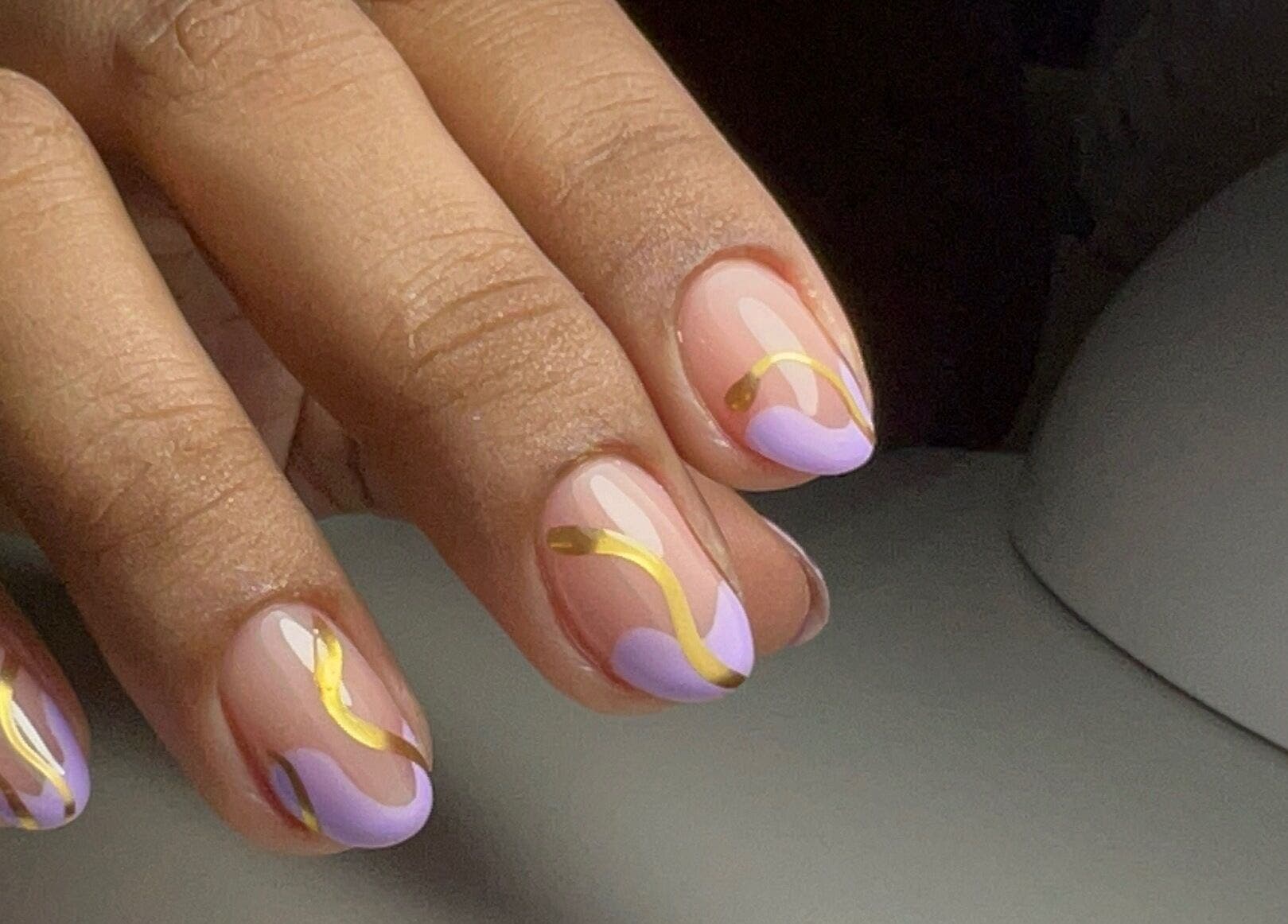 Manicura artística con tonos lila y dorado en Flor Nails Santiago, Santiago, Provincia De Veraguas, PA.