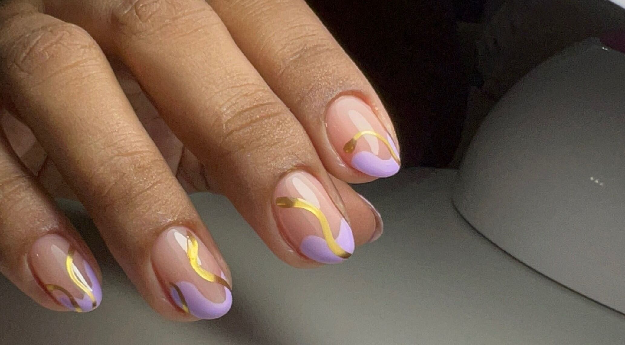 Manicura artística con tonos lila y dorado en Flor Nails Santiago, Santiago, Provincia De Veraguas, PA.