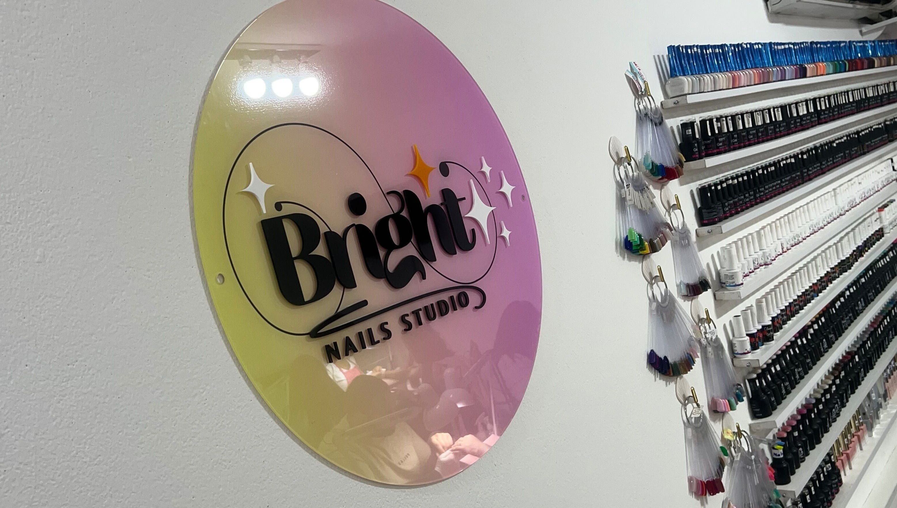 Cartel de Flor Bright Nails Santiago con esmaltes coloridos en Santiago, Provincia De Veraguas, PA.
