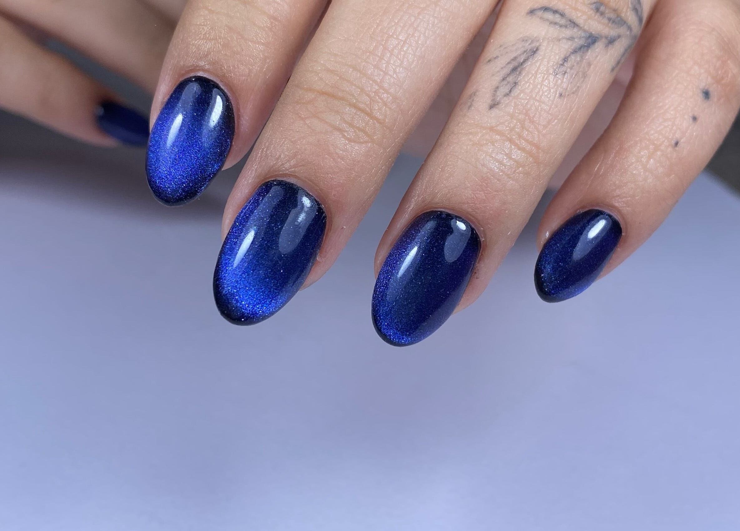 Manicura azul brillante en Flor Bright Nails Santiago, Santiago, Provincia De Veraguas, PA.