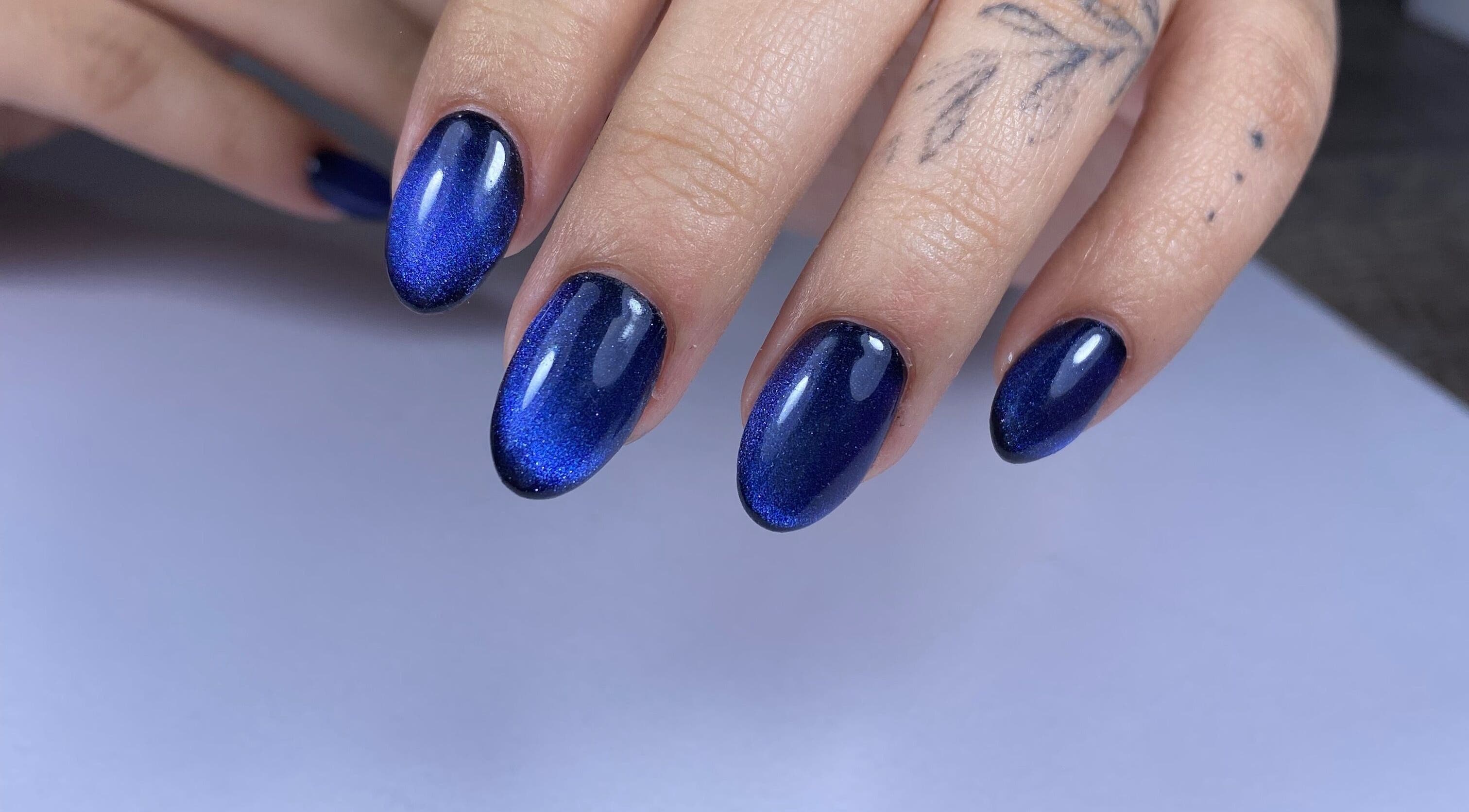 Manicura azul brillante en Flor Bright Nails Santiago, Santiago, Provincia De Veraguas, PA.