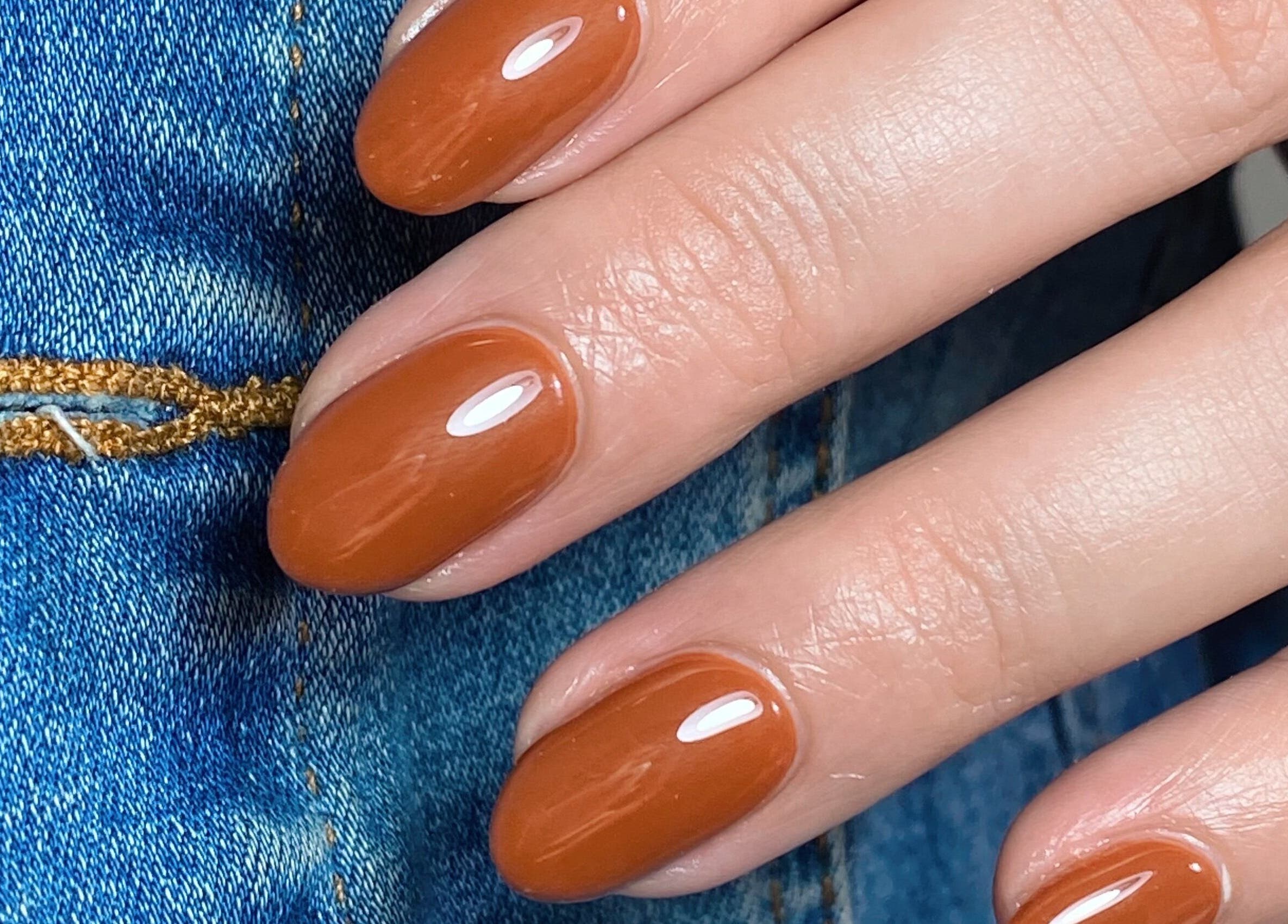 Manicura en tono terracota en Flor Bright Nails Santiago, Santiago, Provincia De Veraguas, PA.