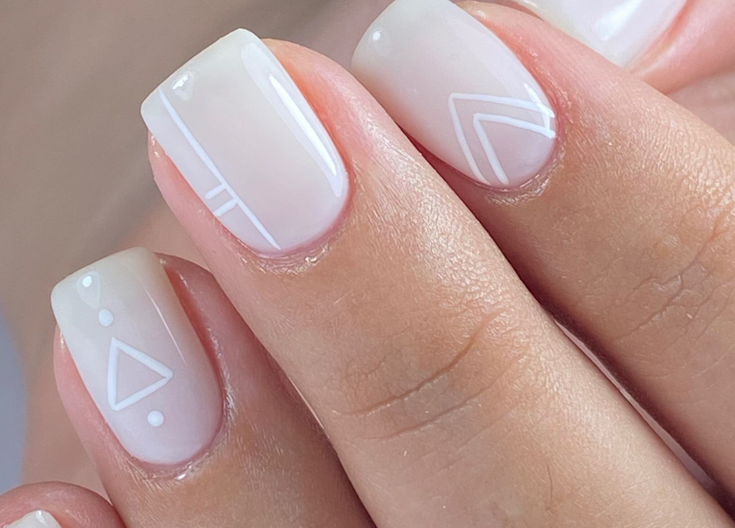 Uñas geométricas blancas en Flor Bright Nails Santiago, Santiago, Provincia De Veraguas, PA.