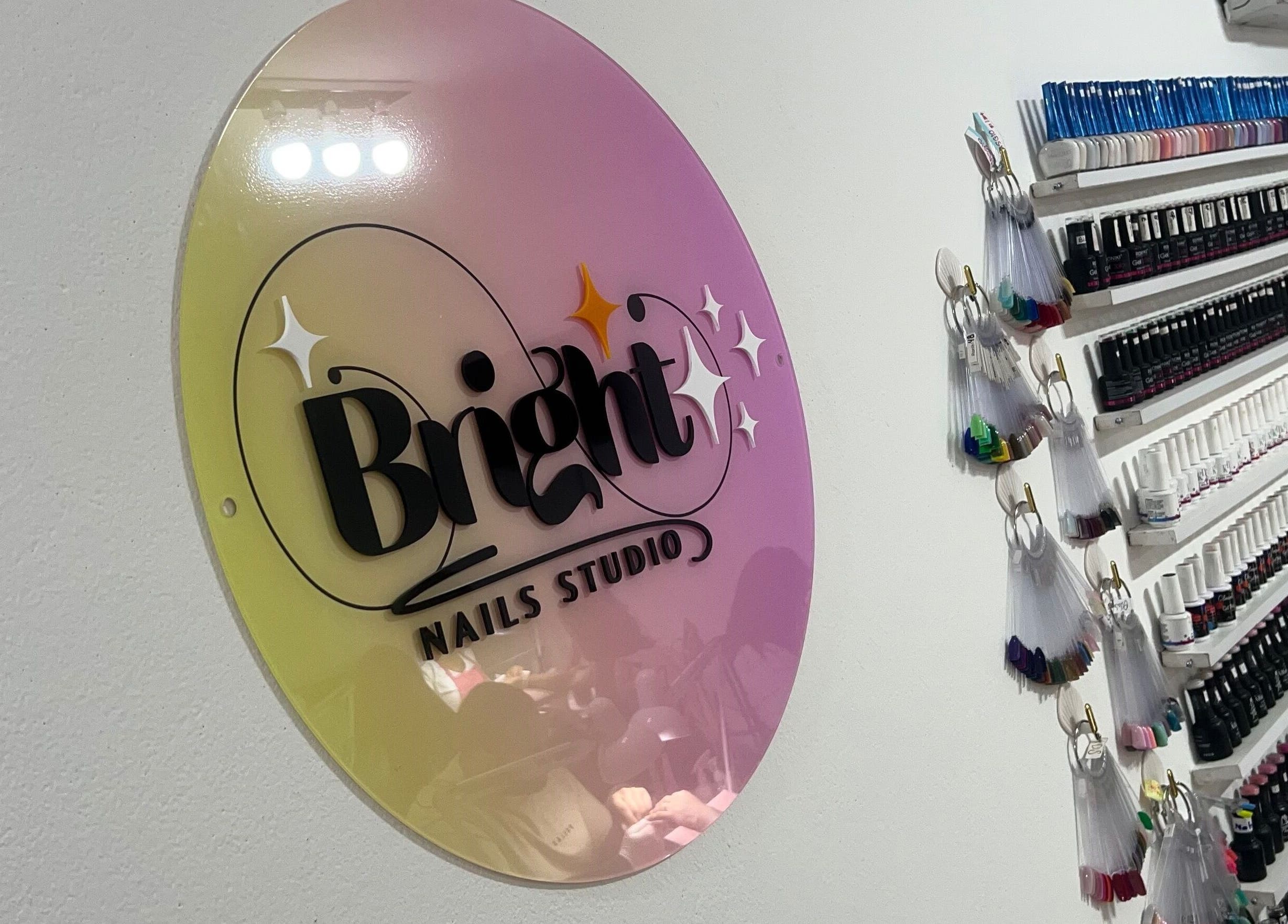 Interior de Flor Bright Nails Santiago con esmaltes coloridos en Santiago, Provincia De Veraguas, PA.