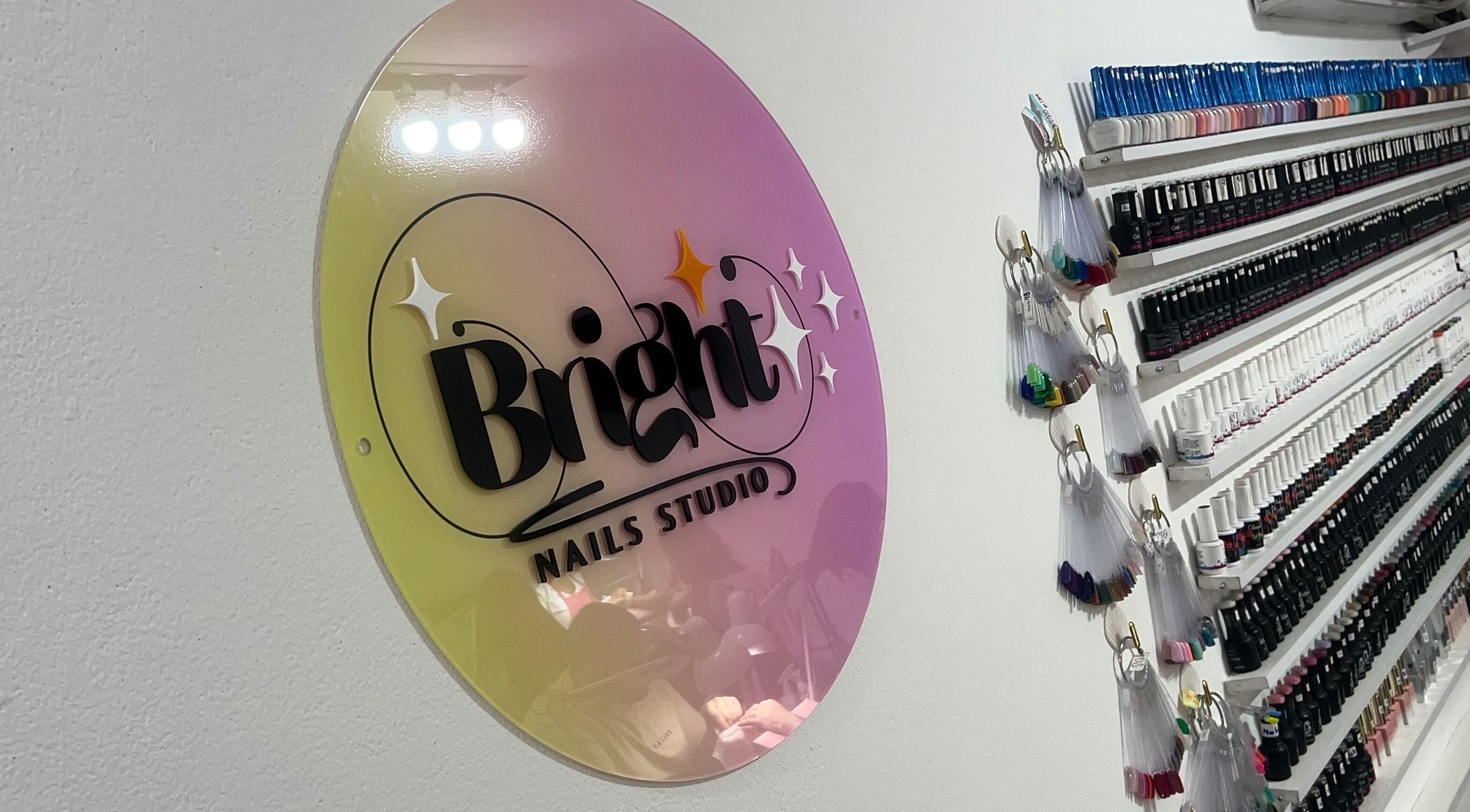 Interior de Flor Bright Nails Santiago con esmaltes coloridos en Santiago, Provincia De Veraguas, PA.