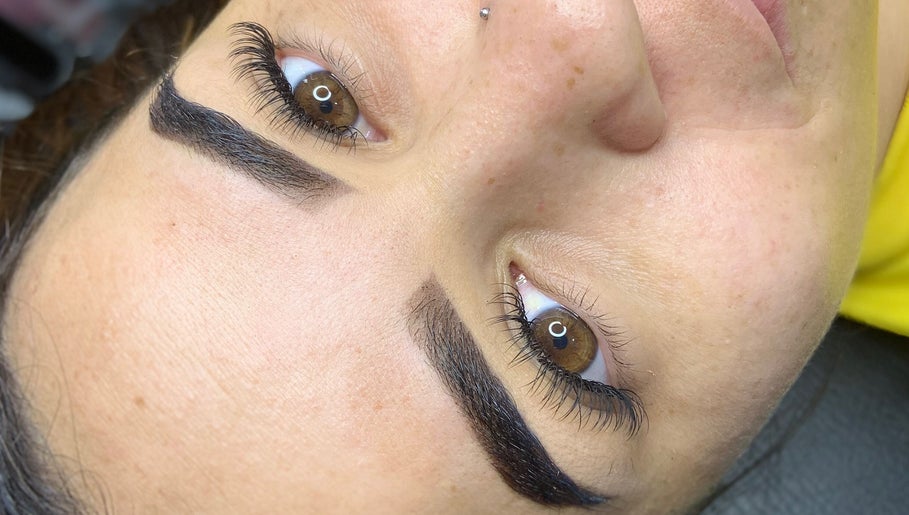 Cejas perfectamente diseñadas en Genesis Studio, Panamá, Provincia De Panamá, PA, resaltando su belleza.