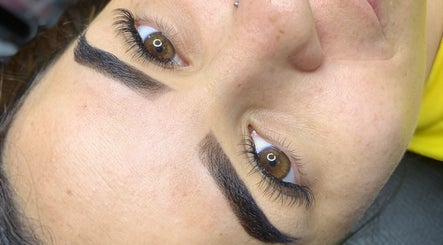 Cejas perfectamente diseñadas en Genesis Studio, Panamá, Provincia De Panamá, PA, resaltando su belleza.