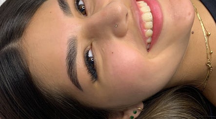 Rostro sonriente mostrando cejas impecables en Genesis Studio, Panamá, Provincia De Panamá, PA.