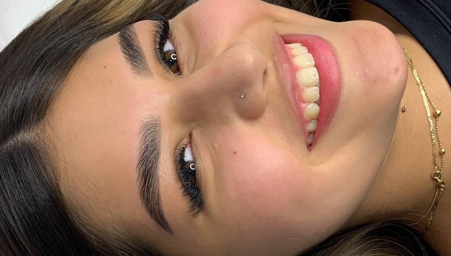 Cliente satisfecha con cejas perfectas en Genesis Studio, Panamá, Provincia De Panamá, PA.