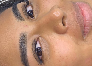 Rostro de mujer con cejas y pestañas definidas en Genesis Studio, Panamá, Provincia De Panamá, PA.