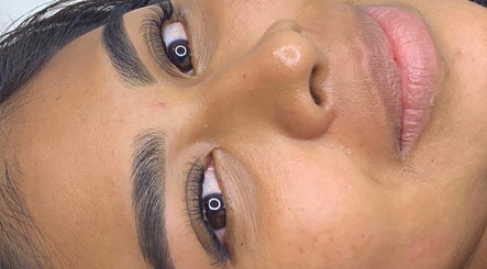 Rostro de mujer con cejas y pestañas definidas en Genesis Studio, Panamá, Provincia De Panamá, PA.