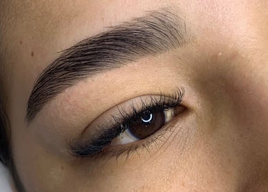 Cejas perfectamente definidas en Genesis Studio, Panamá, Provincia De Panamá, PA.