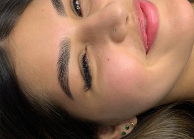 Cliente satisfecha en Genesis Studio, Panamá, Provincia De Panamá, PA, mostrando diseño de cejas perfecto.