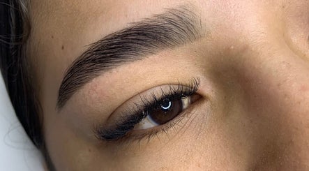 Cejas y pestañas perfectamente arregladas en Genesis Studio, Panamá, Provincia De Panamá, PA.