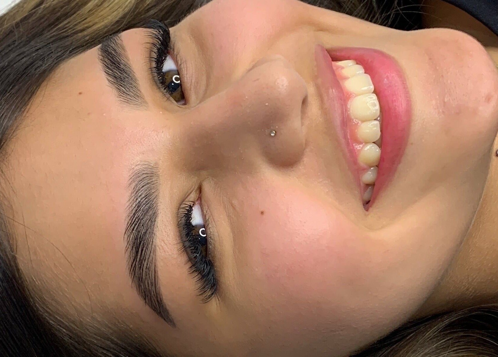 Cliente feliz en Genesis Studio, Panamá, Provincia De Panamá, PA, mostrando cejas perfectamente estilizadas.