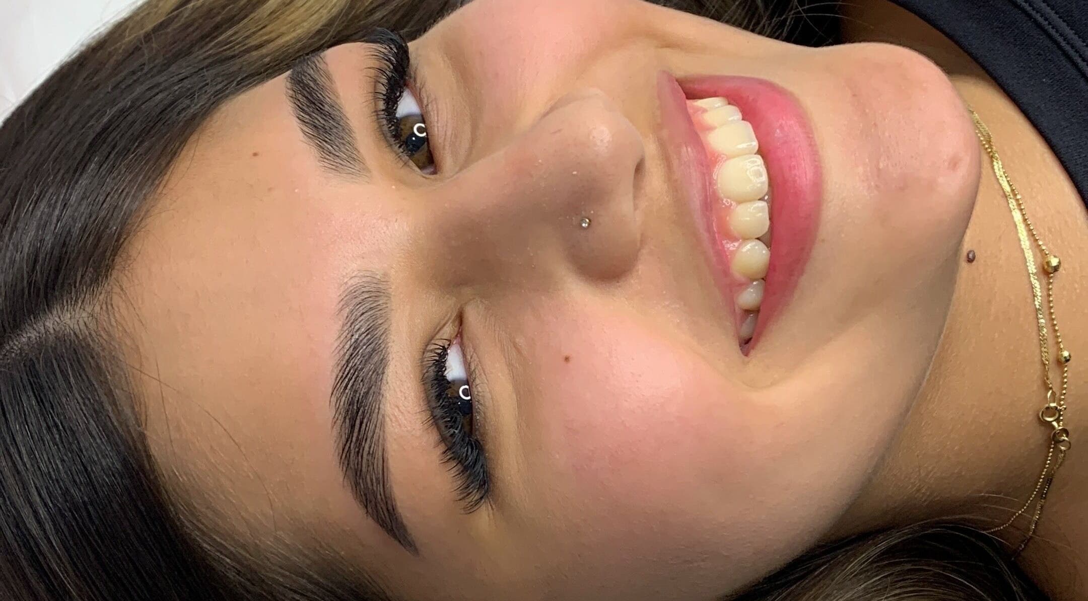 Cliente feliz en Genesis Studio, Panamá, Provincia De Panamá, PA, mostrando cejas perfectamente estilizadas.