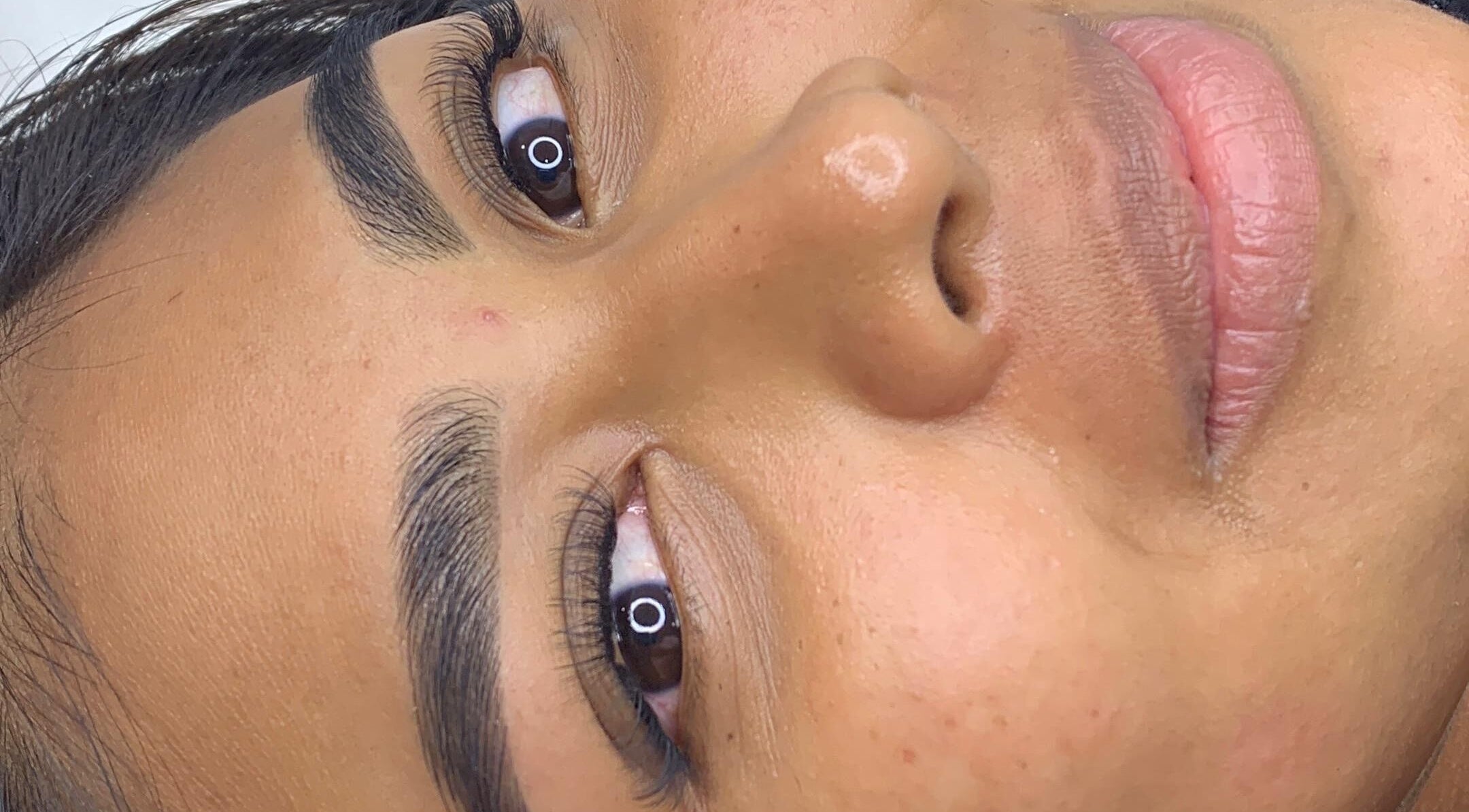 Rostro con cejas perfectamente delineadas en Genesis Studio, Panamá, Provincia De Panamá, PA.