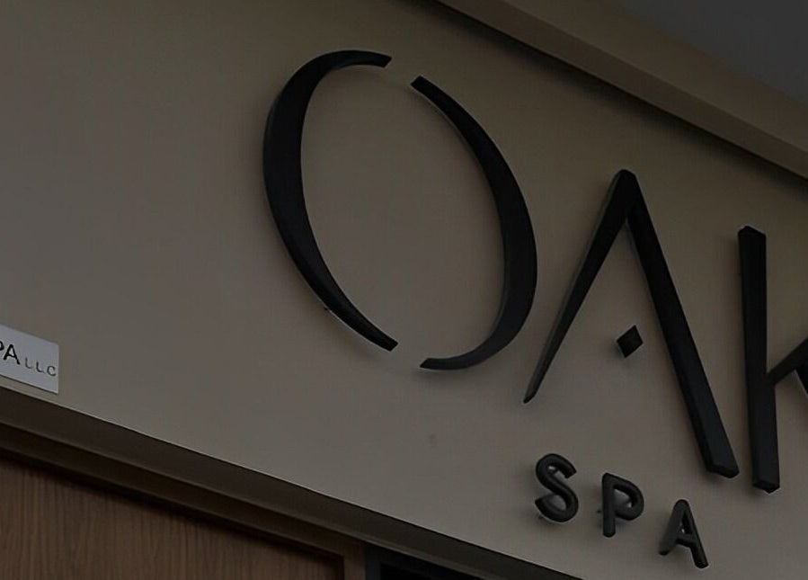 Sign of Oak Spa located in Sharjah, Sharjah, AE, showcasing its elegant branding.