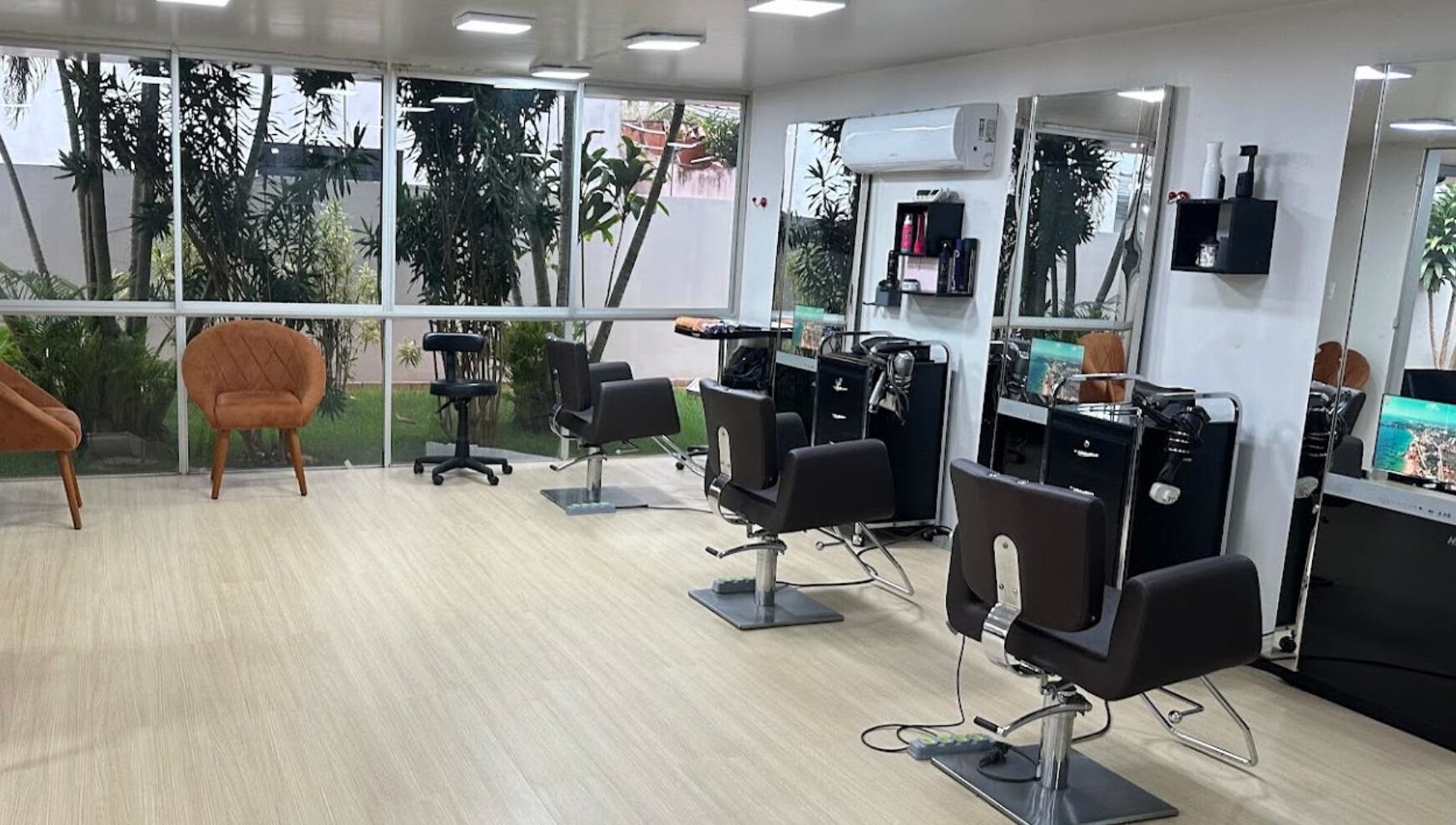 Espaço moderno do VENANCIO GOMES BEAUTY LOUNGE em Cacoal, RO, BR com cadeiras elegantes e decoração luminosa.