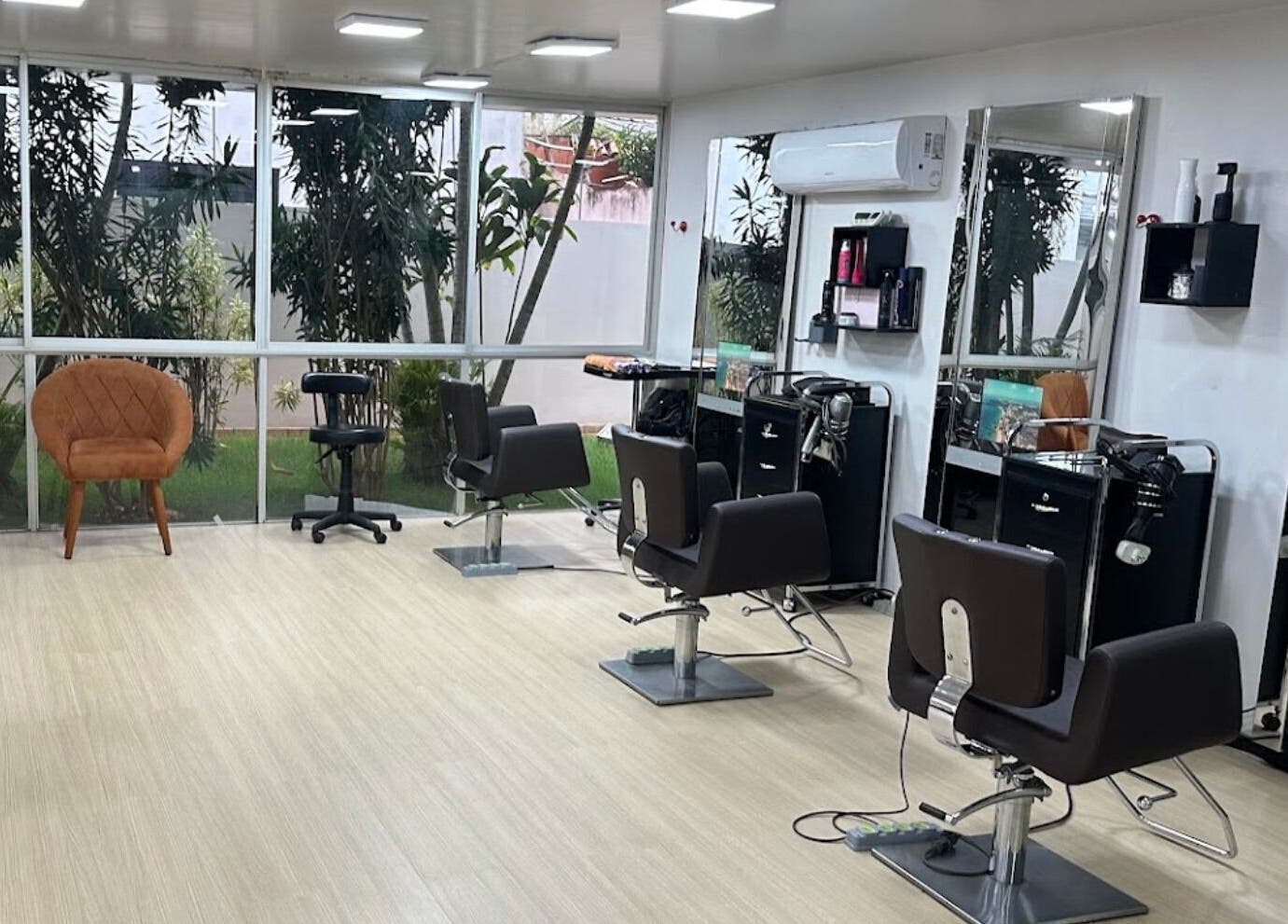 Espaço moderno do VENANCIO GOMES BEAUTY LOUNGE em Cacoal, RO, BR com cadeiras elegantes e decoração luminosa.