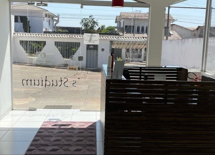 Recepção do VENANCIO GOMES BEAUTY LOUNGE em Cacoal, RO, BR, com design moderno e iluminado.