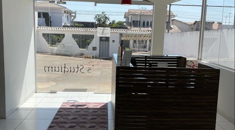 Recepção do VENANCIO GOMES BEAUTY LOUNGE em Cacoal, RO, BR, com design moderno e iluminado.